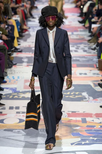 Look 16
